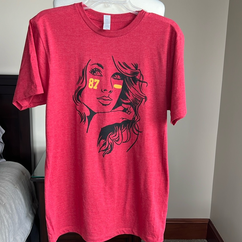 TAYLOR SWIFT T-SHIRT NWOT